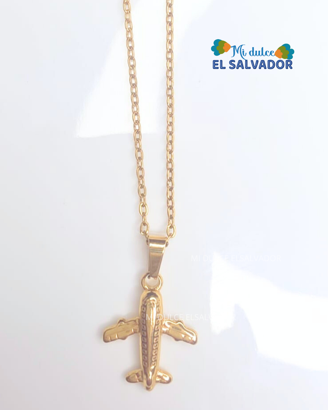 Cadena con dije avión