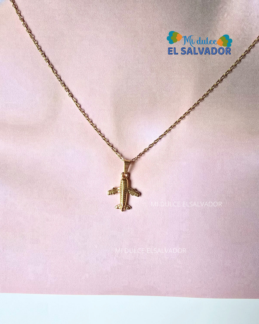 Cadena con dije avión