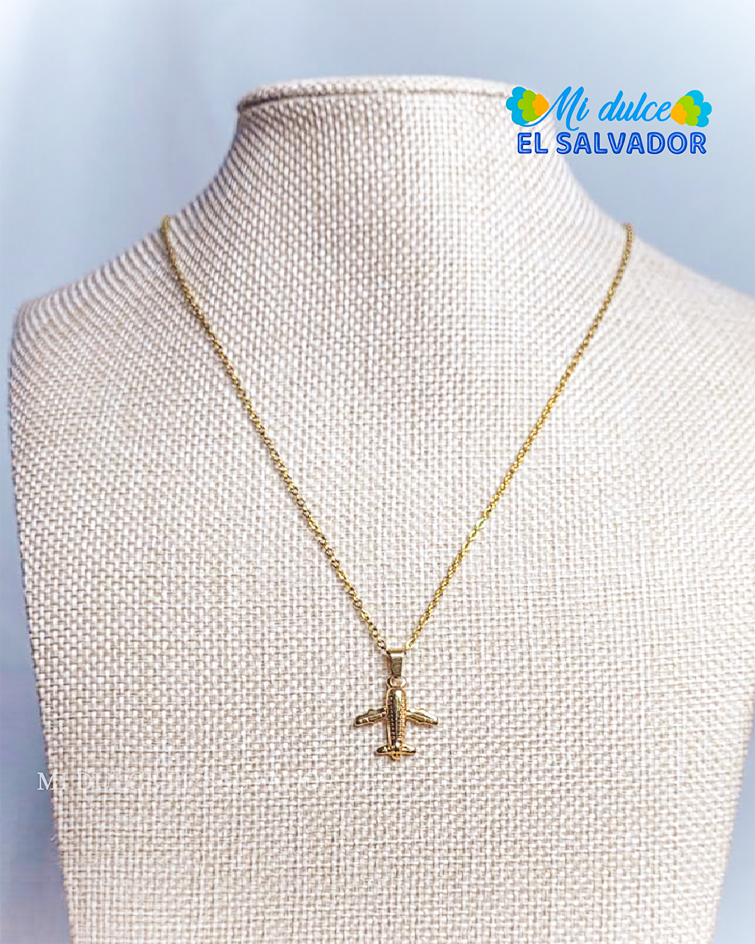 Cadena con dije avión